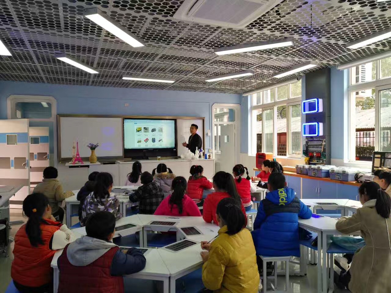 创新实验室进行3D设计打印教学